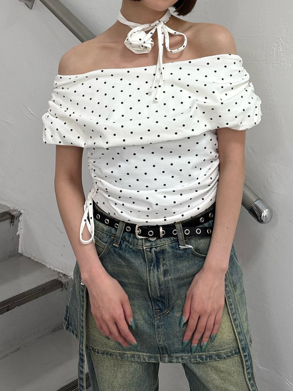 ブルー系のデニムパンツ、ブラック系のパンプス、ホワイト系のTシャツ/カットソーを着用したレディースの夏コーディネートの8枚目の写真