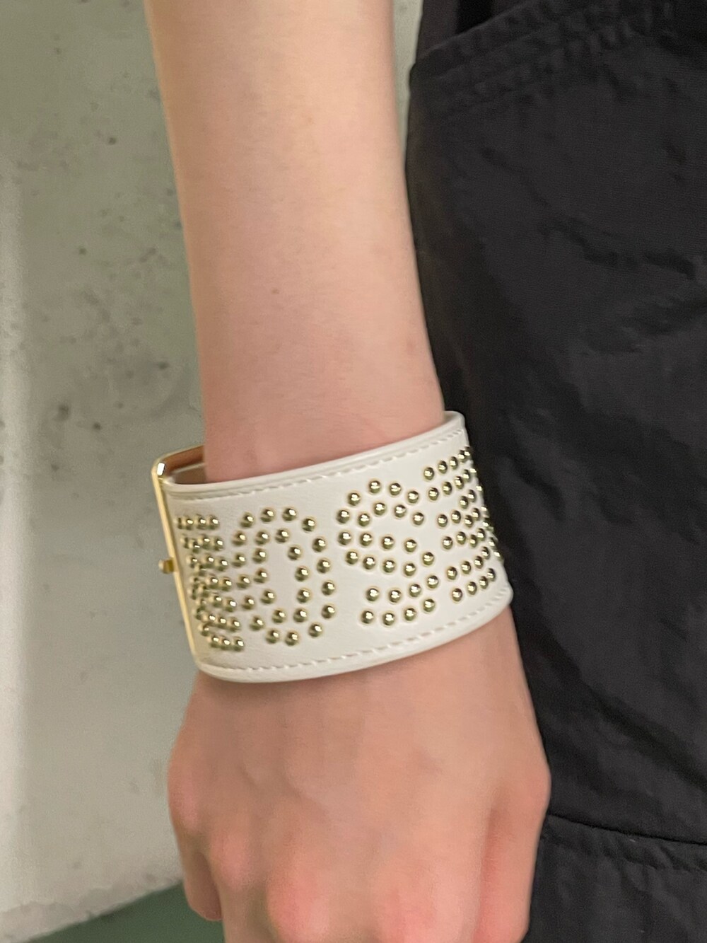 ブラック系のカーゴパンツ、ピンク系のニット/セーター、ホワイト系のブレスレットを着用したレディースの夏コーディネートの9枚目の写真