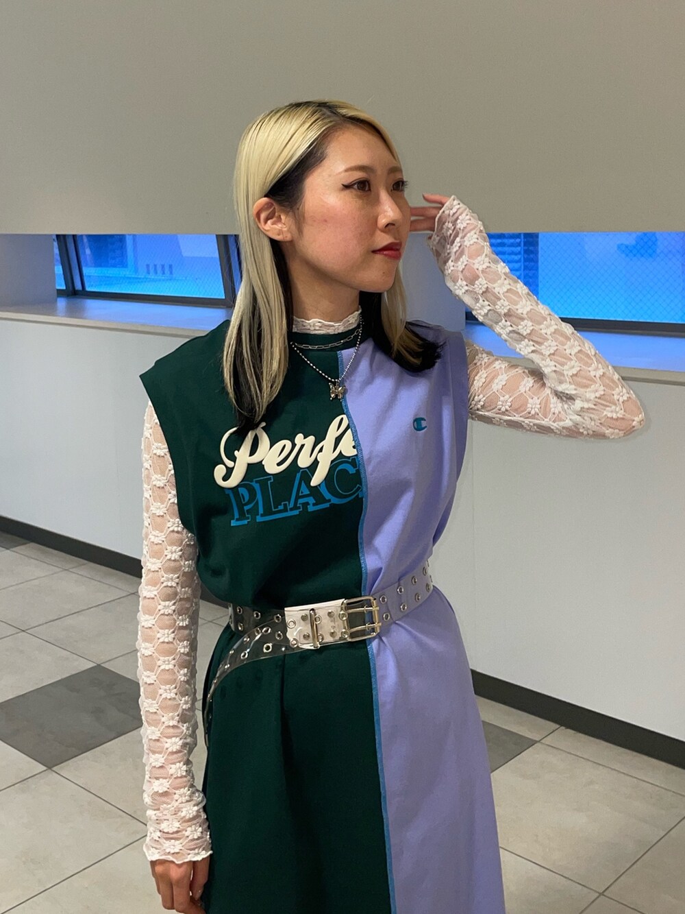 グリーン系のワンピース、ホワイト系のTシャツ/カットソー、その他のベルトを着用したレディースの夏コーディネートの4枚目の写真