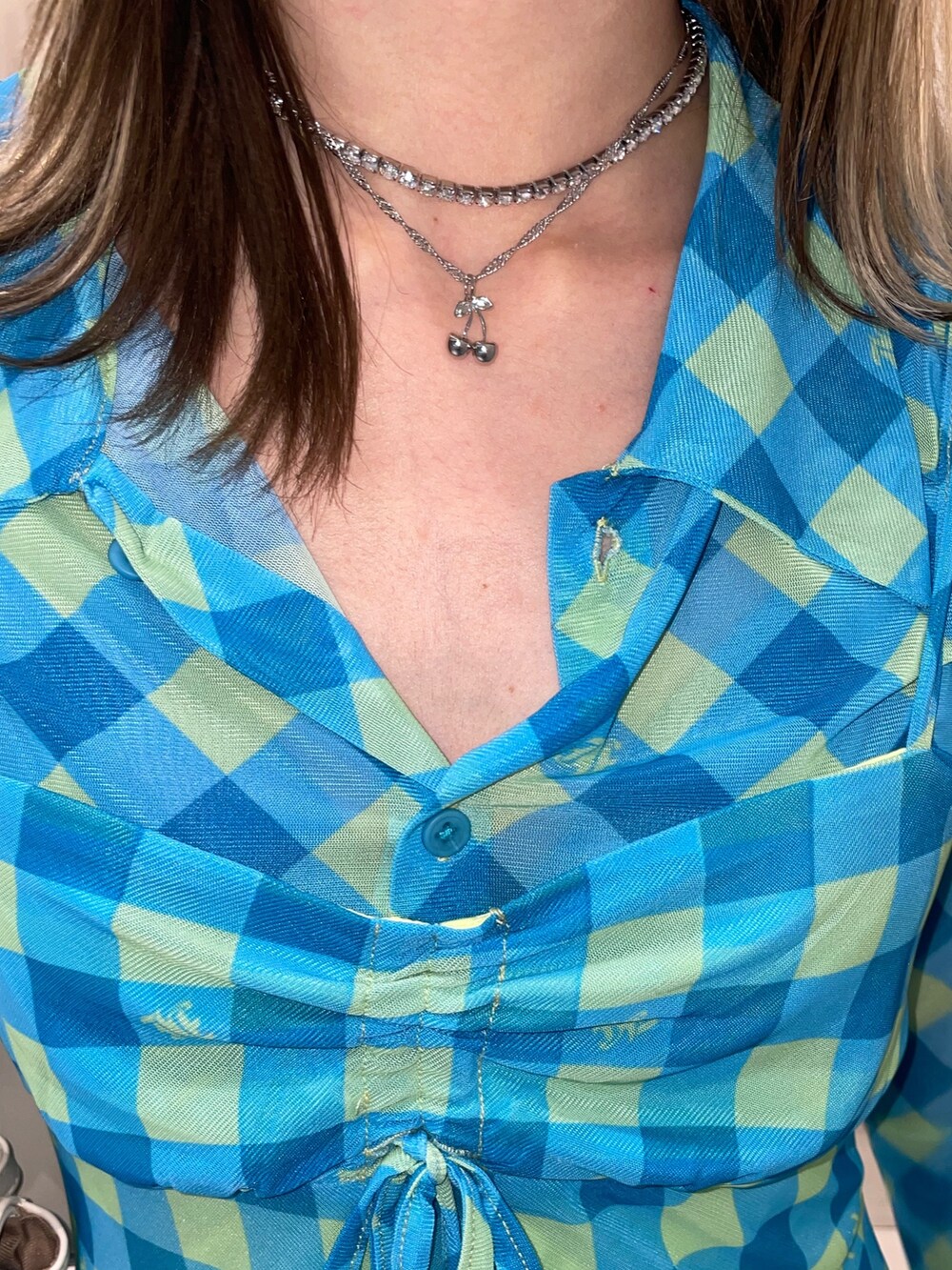 ブルー系のワンピース、ホワイト系のその他パンツ、パープル系のサンダルを着用したレディースの春コーディネートの8枚目の写真