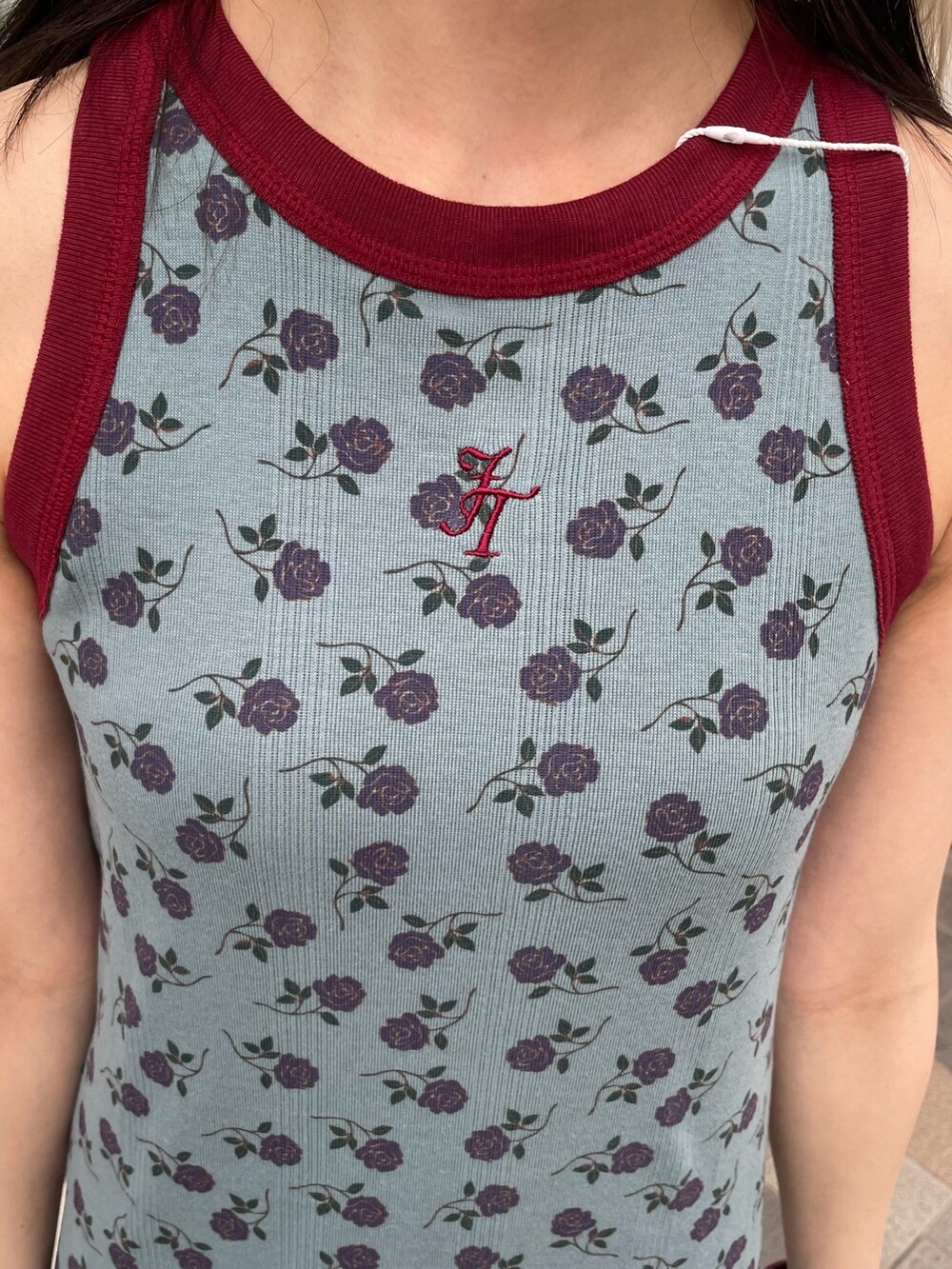 ブルー系のワンピース、パープル系のサンダル、レッド系のサングラスを着用したレディースの夏コーディネートの8枚目の写真