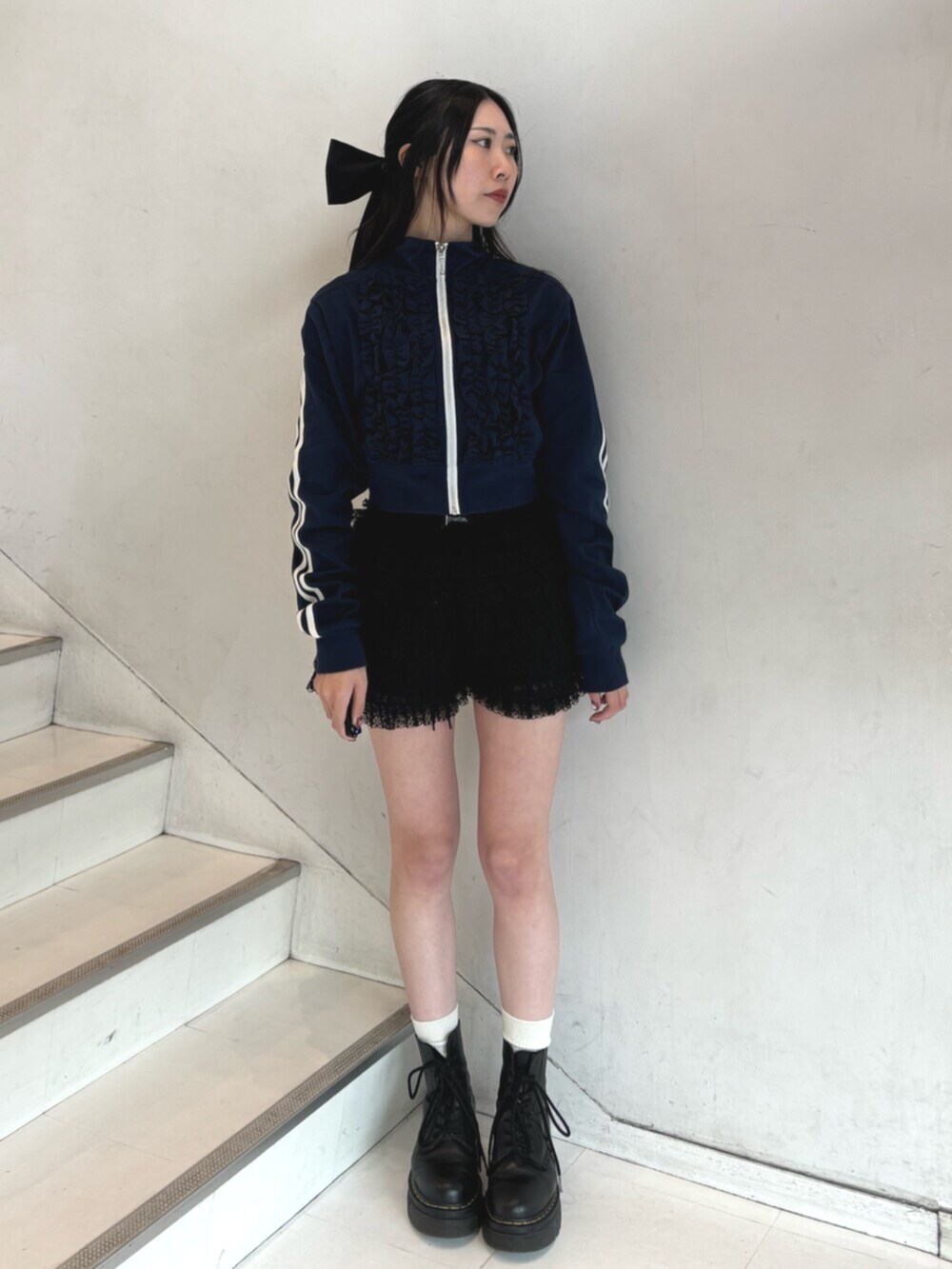 ブラック系のその他パンツ、ブルー系のジャージ、ブラック系のバレッタ/ヘアクリップを着用したレディースの冬コーディネートの3枚目の写真