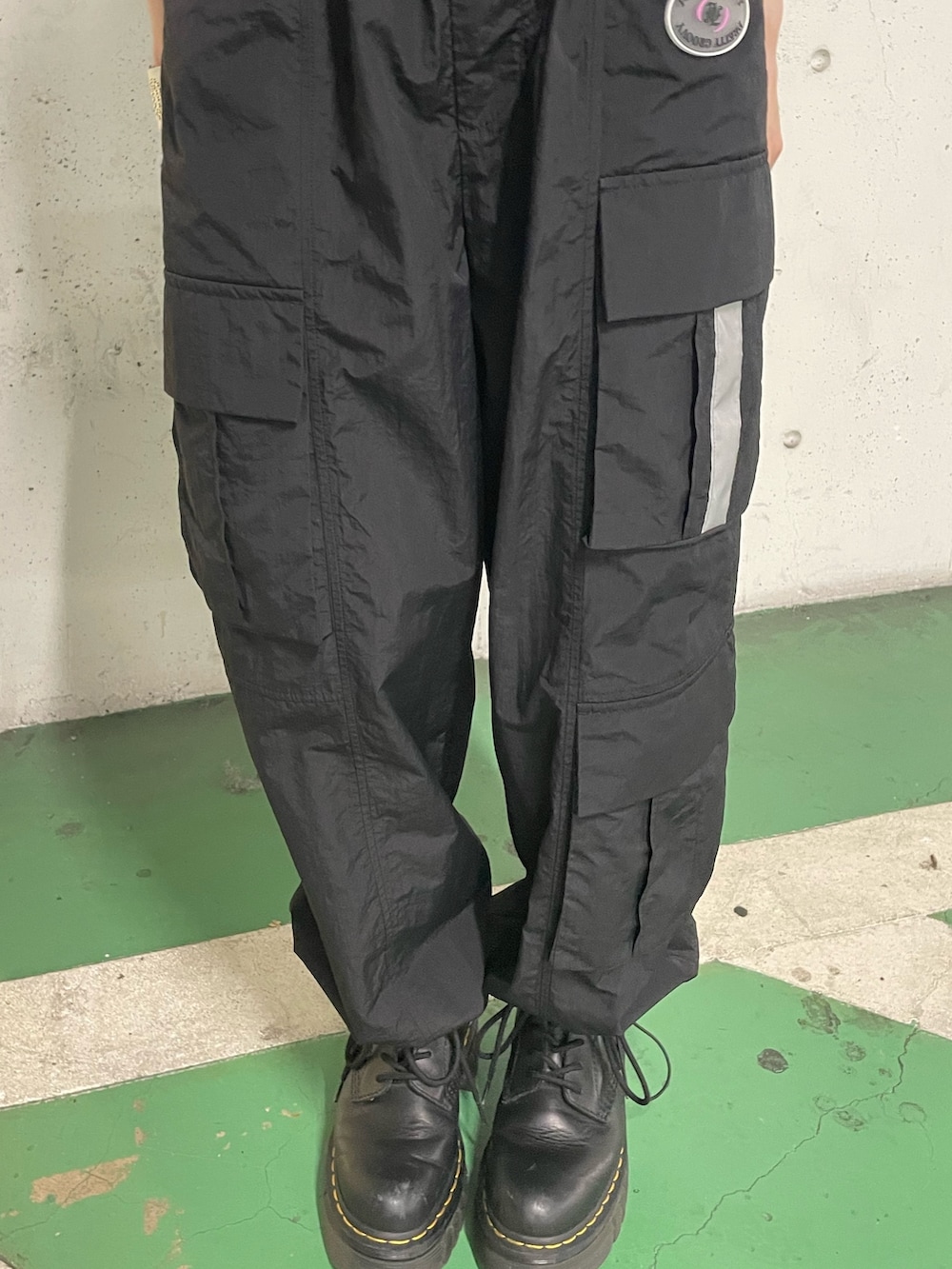 ブラック系のカーゴパンツ、ピンク系のニット/セーター、ホワイト系のブレスレットを着用したレディースの夏コーディネートの10枚目の写真