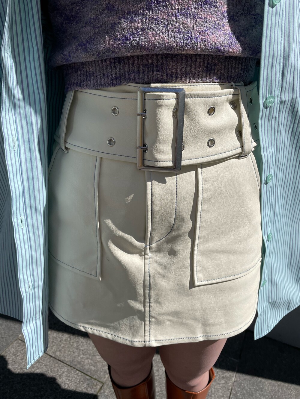 ホワイト系のその他パンツ、パープル系のタンクトップ、ブルー系のシャツ/ブラウスを着用したレディースの春コーディネートの9枚目の写真