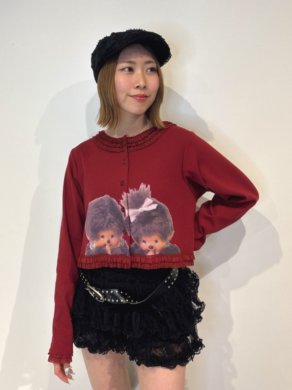 ブラック系のその他パンツ、ブラック系のブーツ、レッド系のカーディガン/ボレロを着用したレディースの夏コーディネートの5枚目の写真