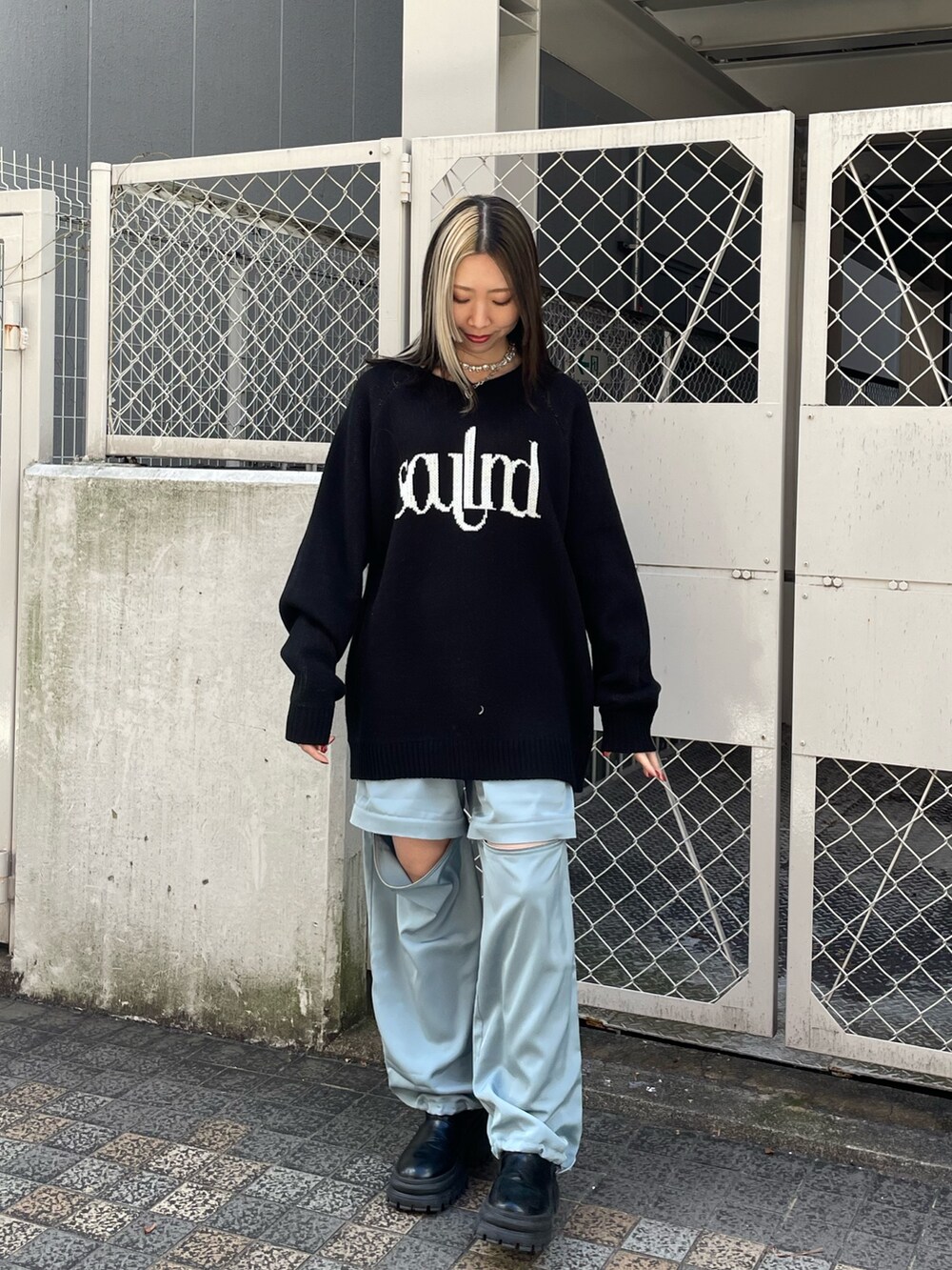 ブルー系のその他パンツ、ブラック系のニット/セーター、シルバー系のネックレスを着用したレディースの冬コーディネートの2枚目の写真