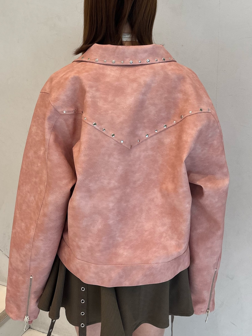 ベージュ系のスカート、ピンク系のブーツ、ピンク系のブルゾンを着用したレディースの冬コーディネートの6枚目の写真