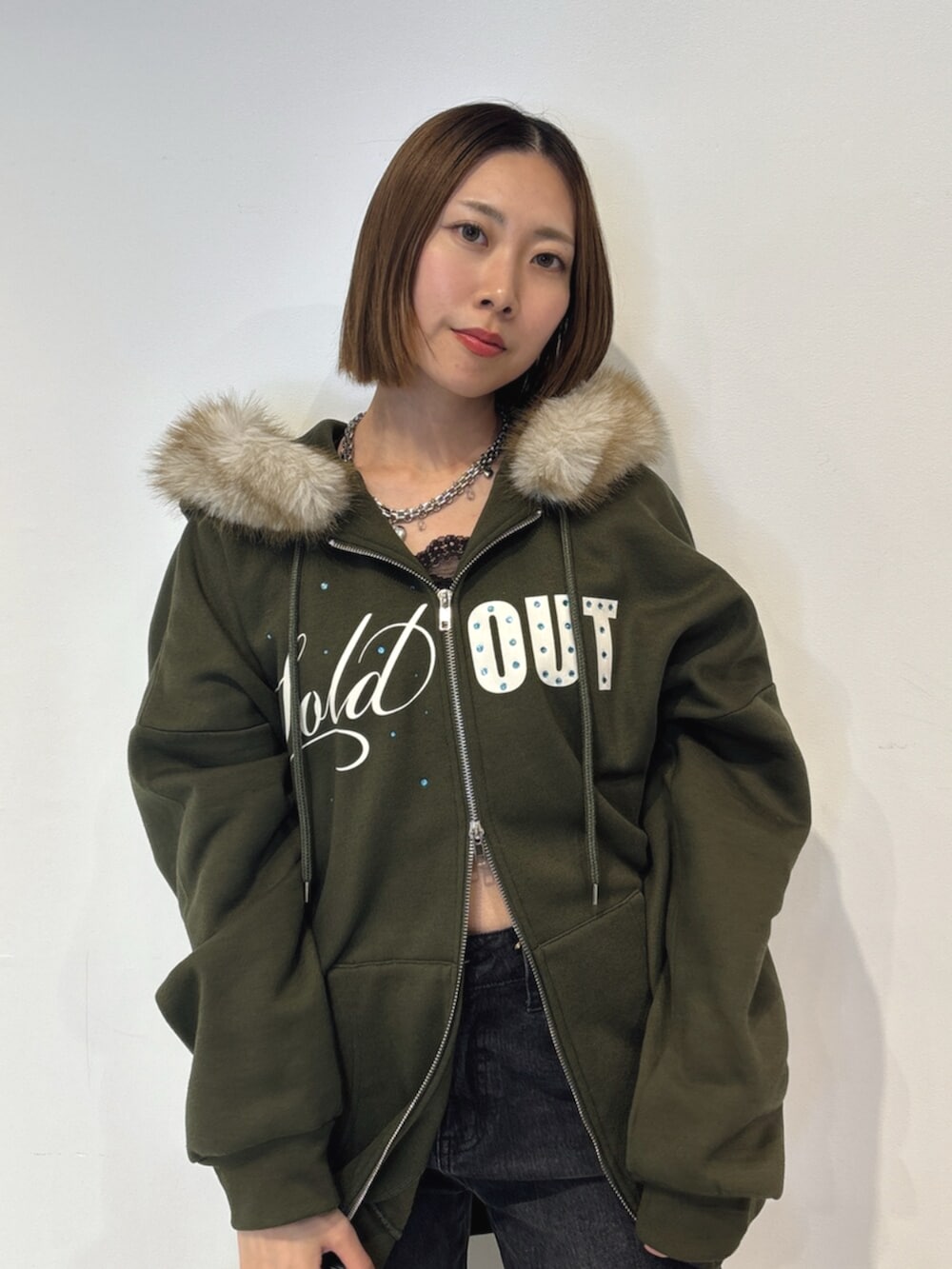 ブラック系のハンドバッグ、グリーン系のTシャツ/カットソー、ブラック系のその他パンツを着用したレディースの夏コーディネートの5枚目の写真
