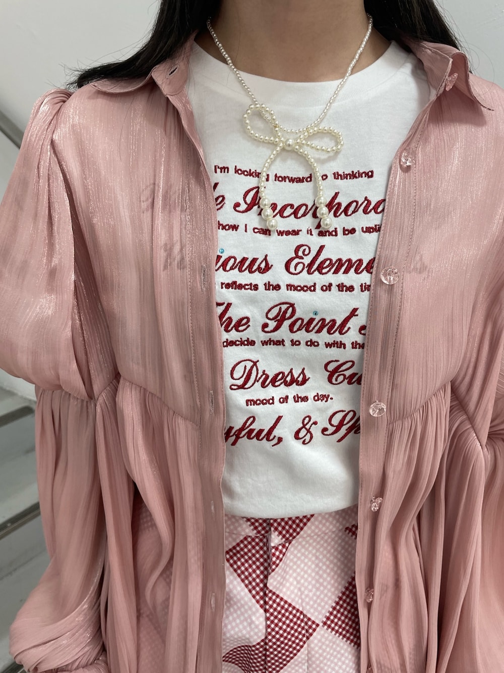 ピンク系のシャツ/ブラウス、ピンク系のその他パンツ、ホワイト系のTシャツ/カットソーを着用したレディースの春コーディネートの7枚目の写真