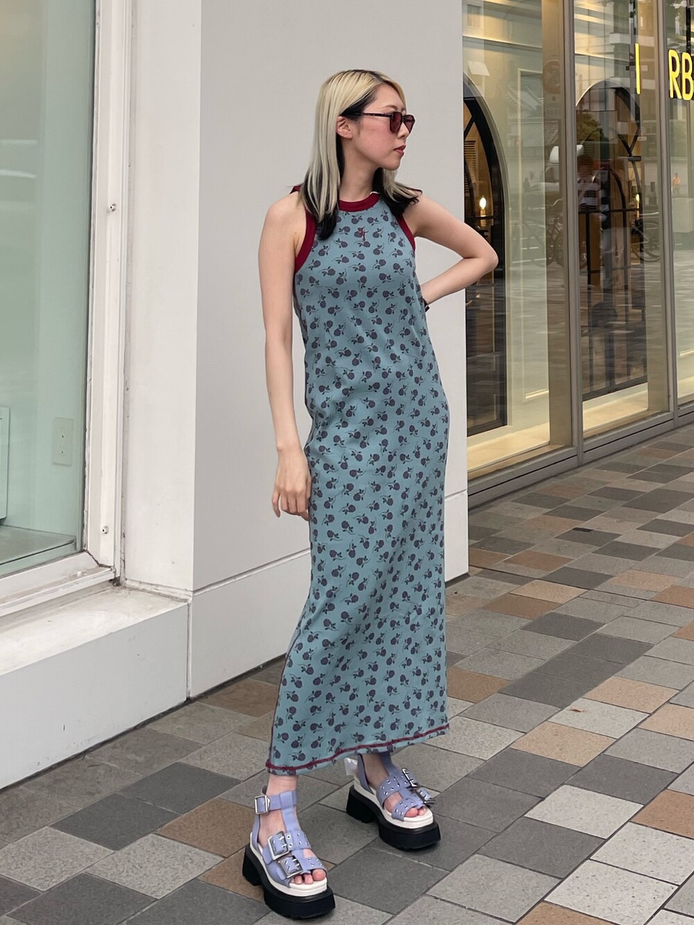 ブルー系のワンピース、パープル系のサンダル、レッド系のサングラスを着用したレディースの夏コーディネートの5枚目の写真