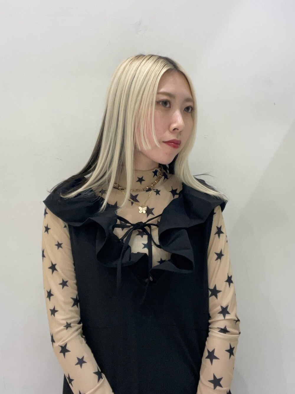 ブラック系のワンピース、ベージュ系のTシャツ/カットソー、ゴールド系のネックレスを着用したレディースの夏コーディネートの5枚目の写真