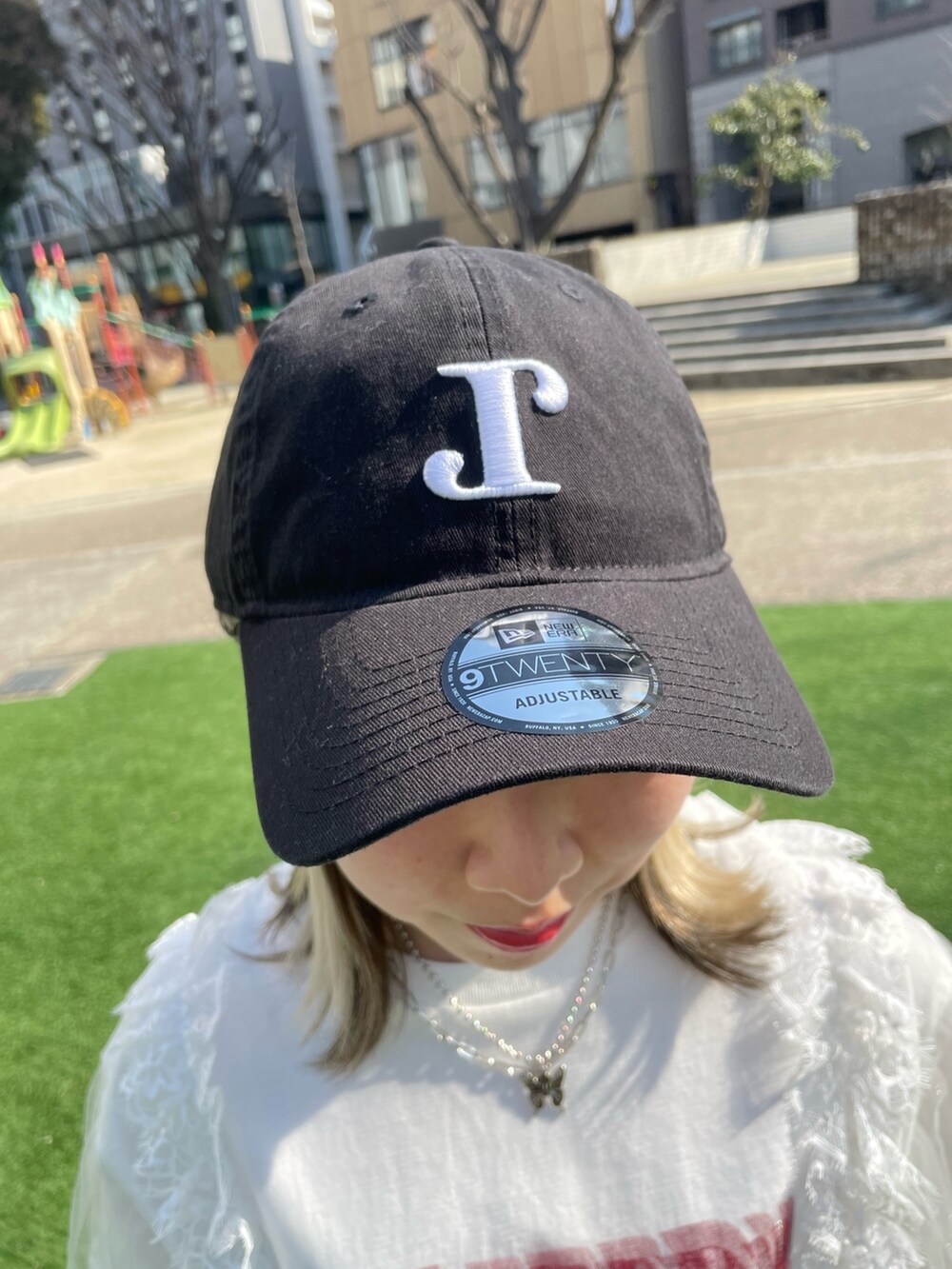 ホワイト系のワンピース、シルバー系のベルト、シルバー系のネックレスを着用したレディースの春コーディネートの10枚目の写真