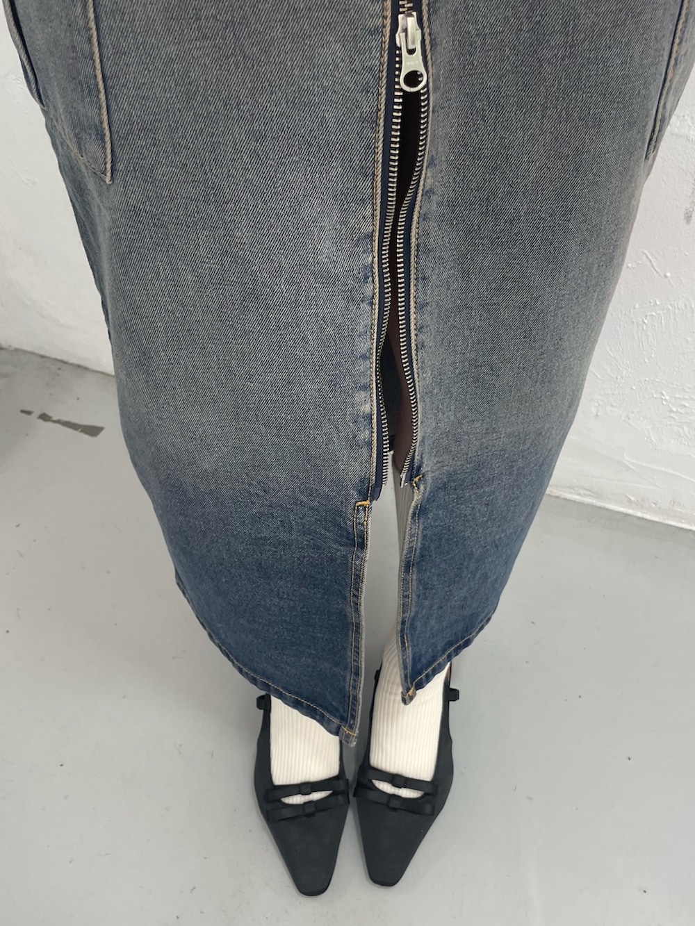 ブルー系のデニムスカート、ブラウン系のキャミソール、ピンク系のシャツ/ブラウスを着用したレディースの夏コーディネートの9枚目の写真