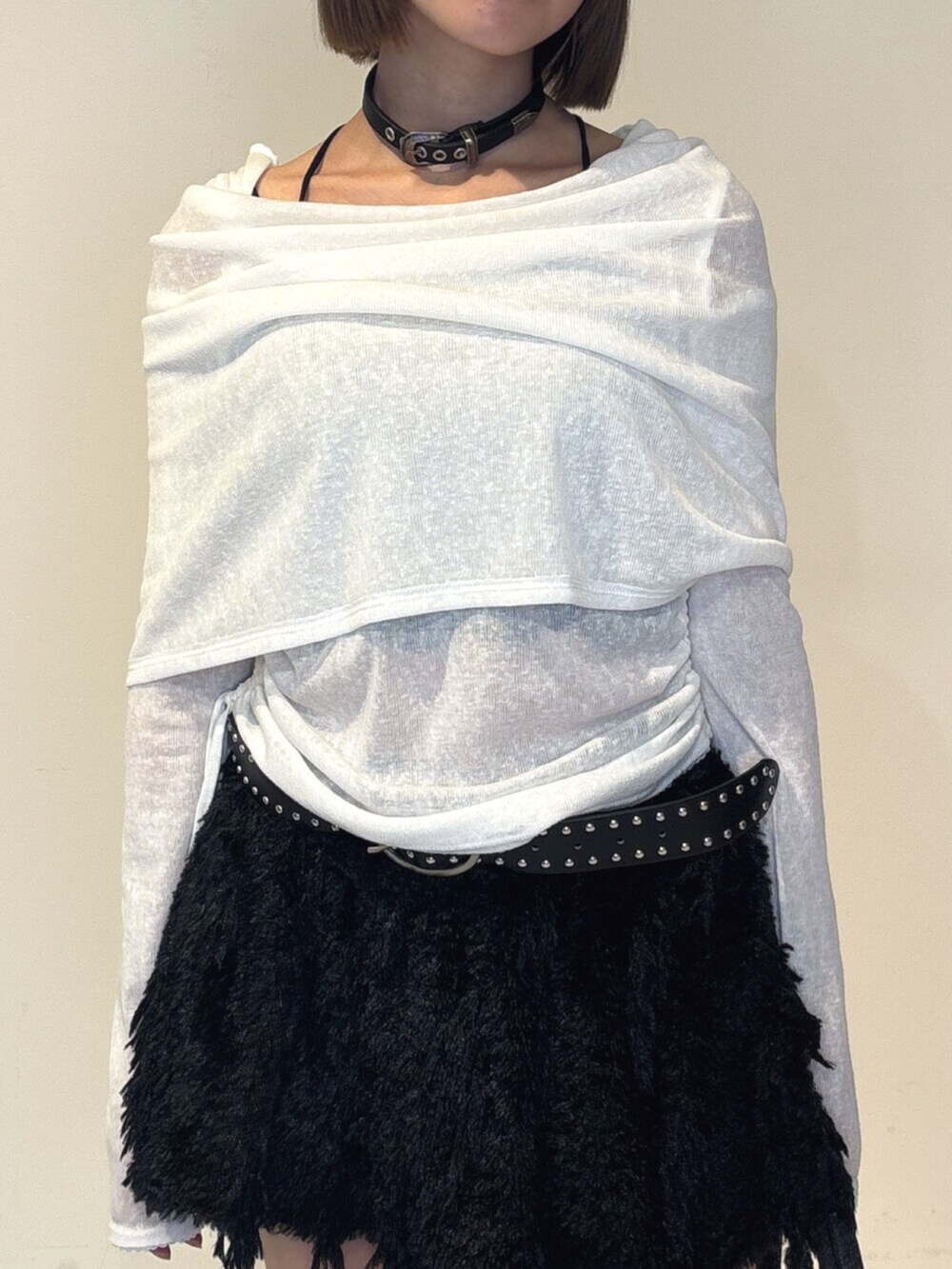ブラック系のボストンバッグ、ホワイト系のTシャツ/カットソー、ブラック系のスカートを着用したレディースの夏コーディネートの7枚目の写真
