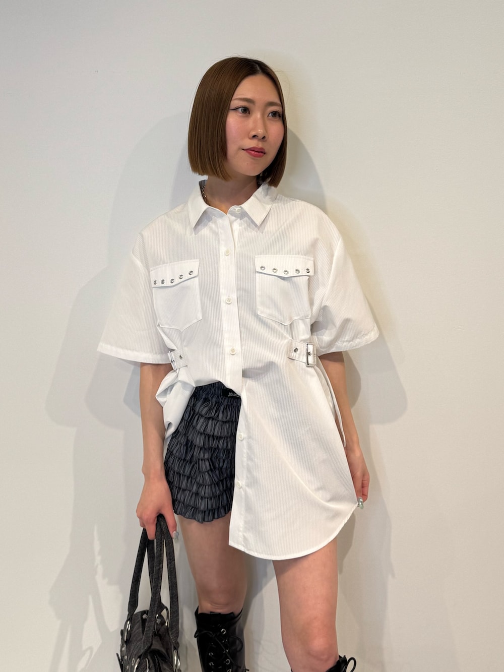 ホワイト系のシャツ/ブラウス、ブラック系のその他パンツ、ブラック系のブーツを着用したレディースの春コーディネートの5枚目の写真