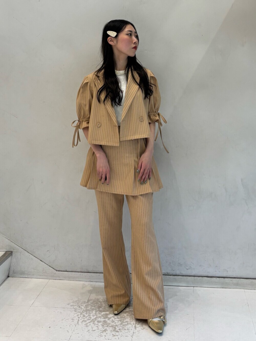 ベージュ系のテーラードジャケット、ベージュ系のその他パンツ、ベージュ系のスカートを着用したレディースの冬コーディネートの2枚目の写真