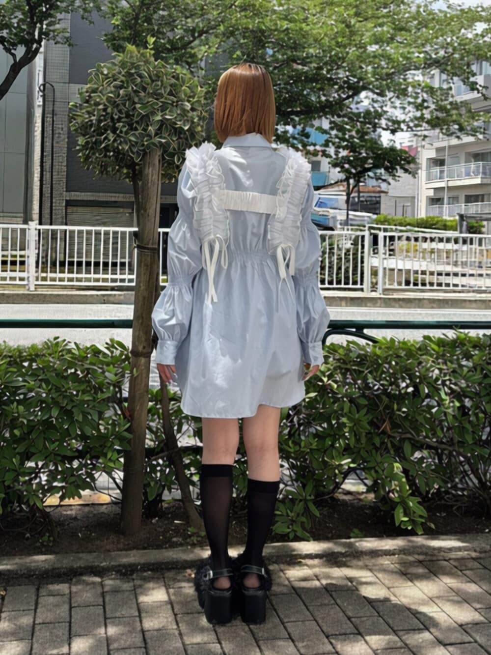 ブラック系のサンダル、ブルー系のシャツ/ブラウス、ホワイト系のベルトを着用したレディースの夏コーディネートの3枚目の写真