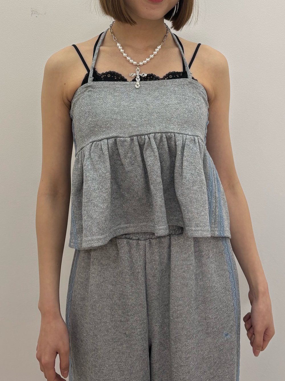 ブラック系のパンプス、グレー系のキャミソール、グレー系のその他パンツを着用したレディースの春コーディネートの6枚目の写真