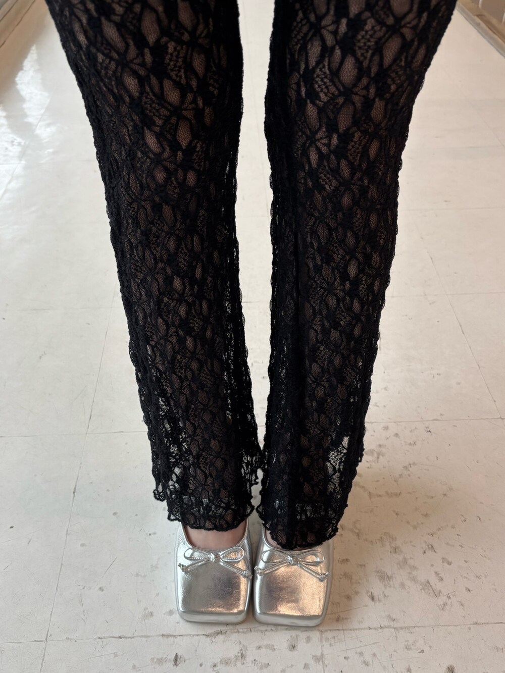 ピンク系のワンピース、ブラック系のその他パンツ、シルバー系のパンプスを着用したレディースの夏コーディネートの9枚目の写真