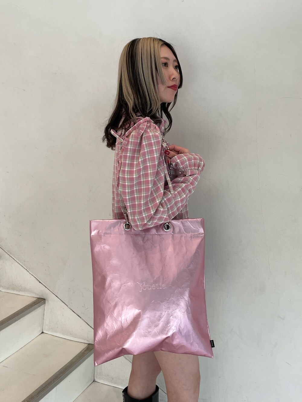 ブラック系のスカート、ピンク系のシャツ/ブラウス、ピンク系のトートバッグを着用したレディースの冬コーディネートの5枚目の写真