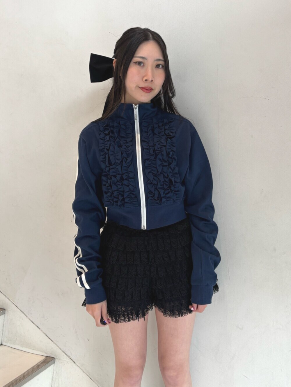 ブラック系のその他パンツ、ブルー系のジャージ、ブラック系のバレッタ/ヘアクリップを着用したレディースの冬コーディネートの7枚目の写真