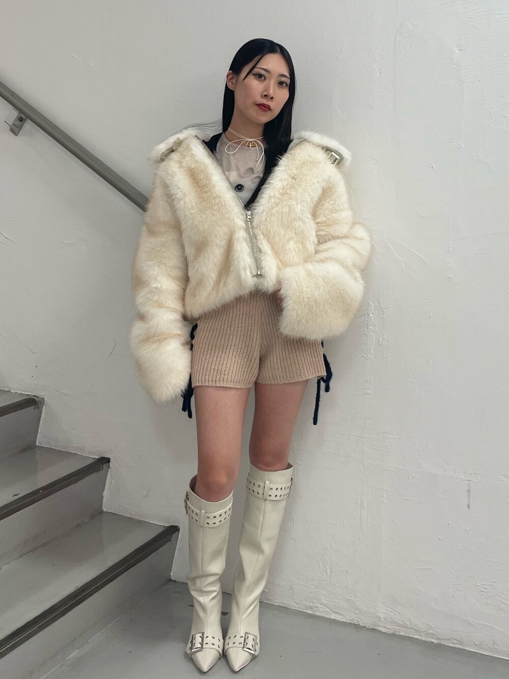 ホワイト系のその他アウター、ブラック系のTシャツ/カットソー、ホワイト系のその他パンツを着用したレディースの秋コーディネートの2枚目の写真