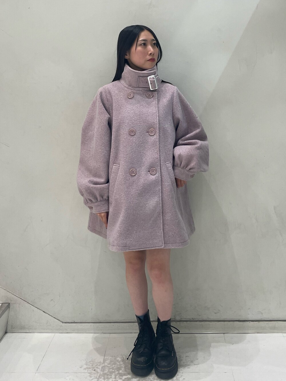 ピンク系のその他アウター、グレー系のワンピース、ブラック系のチョーカーを着用したレディースの秋コーディネートの5枚目の写真