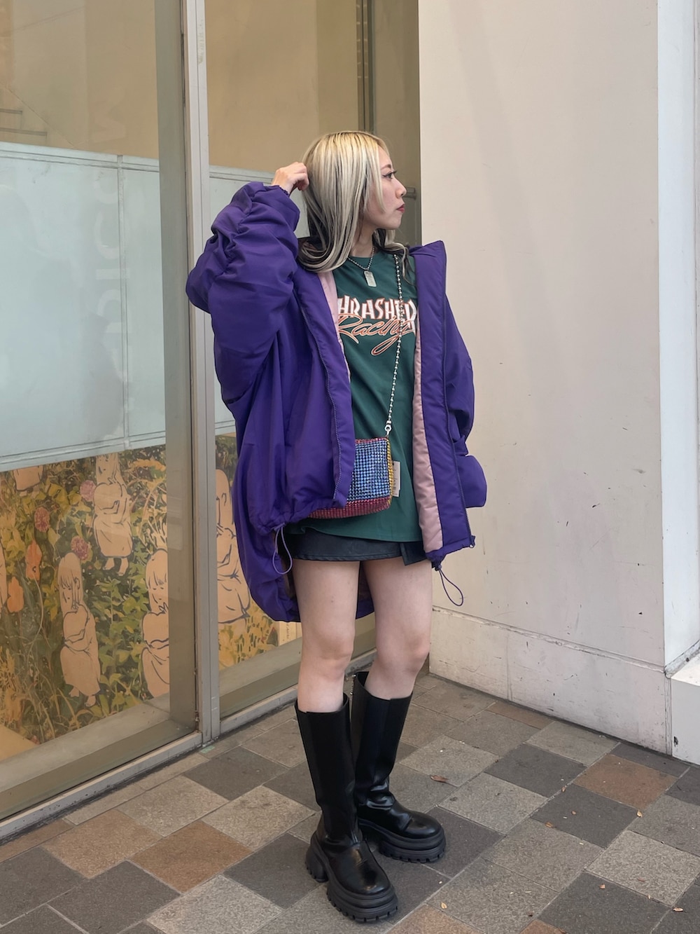 グリーン系のTシャツ/カットソー、その他のショルダーバッグ、ブラック系のその他パンツを着用したレディースの秋コーディネートの3枚目の写真