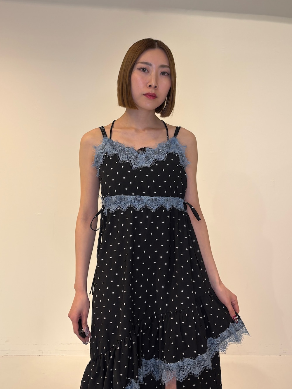 ブラック系のブーツ、ブラック系のワンピースを着用したレディースの冬コーディネートの5枚目の写真