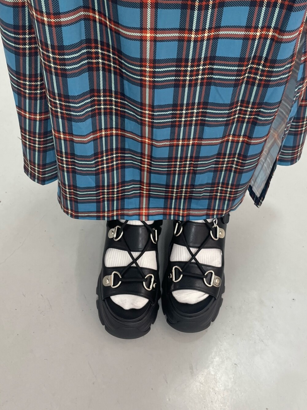 「jouetie、jouetiefashionista、jouetie_ootd、jouetieコーデ、jouetie ワンピース、ジュエティ、ジュエティ(jouetie)、ジュエティワンピース、チェックワンピース、ロングワンピース、レースアップサンダル、夏コーデ、チェック、大人ガーリー、ブルー」｜「jouetieのフレンチスリーブカットワンピース（ワンピース、ブルー系）」を使った、RINOさん（レディース・156cm）の夏コーディネートの8枚目の写真