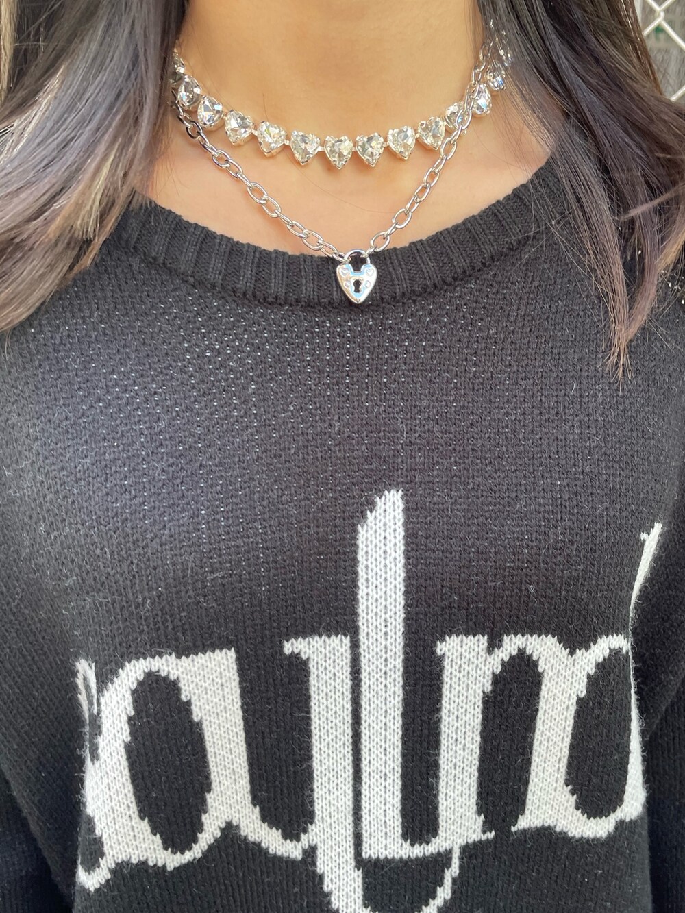 ブルー系のその他パンツ、ブラック系のニット/セーター、シルバー系のネックレスを着用したレディースの冬コーディネートの7枚目の写真