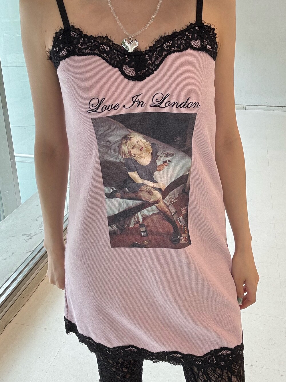 ピンク系のワンピース、ブラック系のその他パンツ、シルバー系のパンプスを着用したレディースの夏コーディネートの8枚目の写真