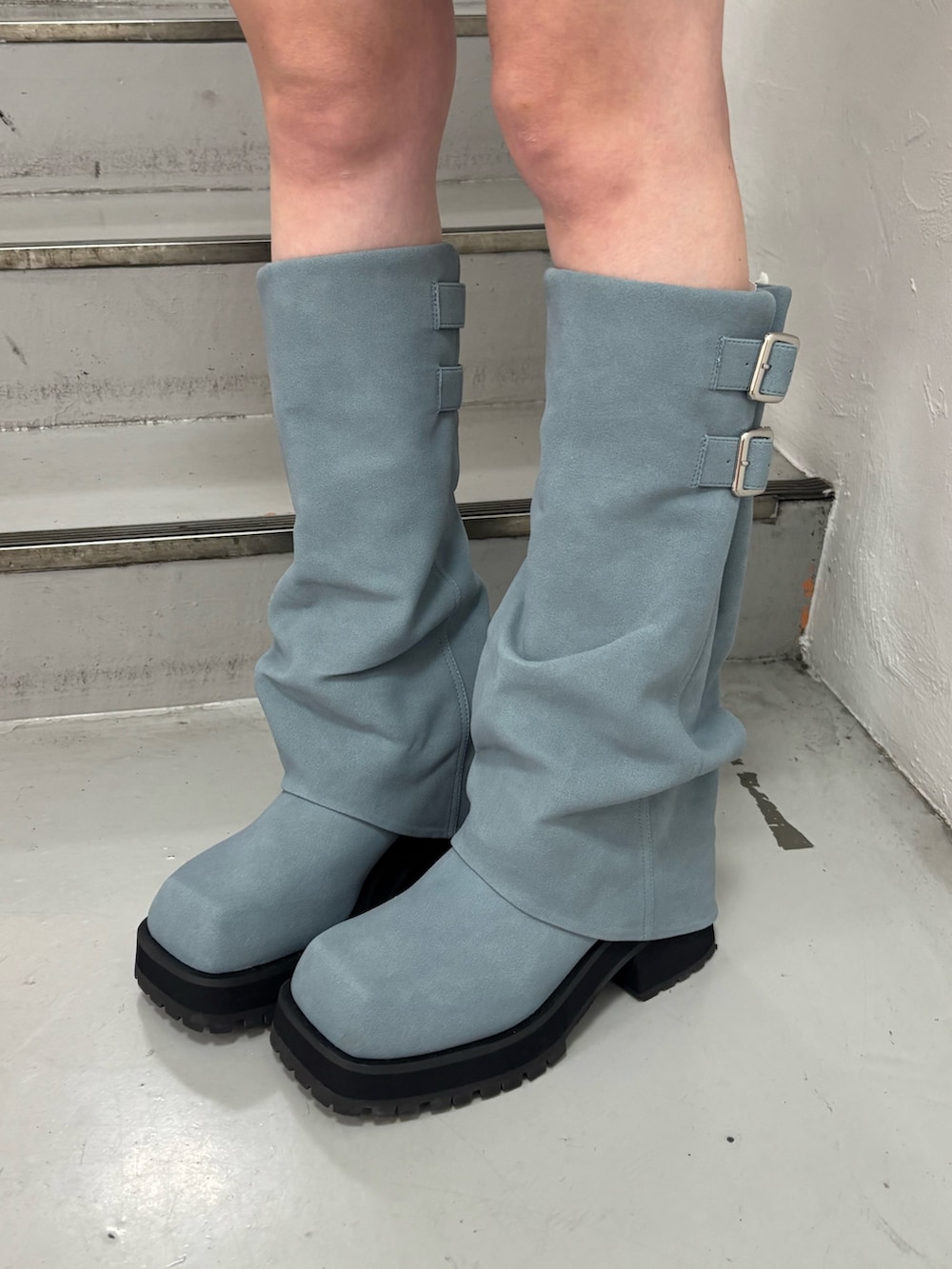 ブラック系のワンピース、ブルー系のブーツ、ブラック系のベルトを着用したレディースの夏コーディネートの8枚目の写真