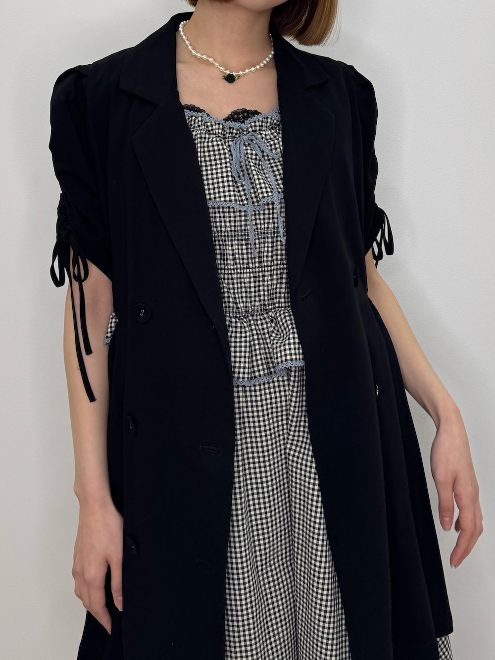 ブラック系のワンピース、ブラック系のワンピース、ブラック系のパンプスを着用したレディースの春コーディネートの6枚目の写真