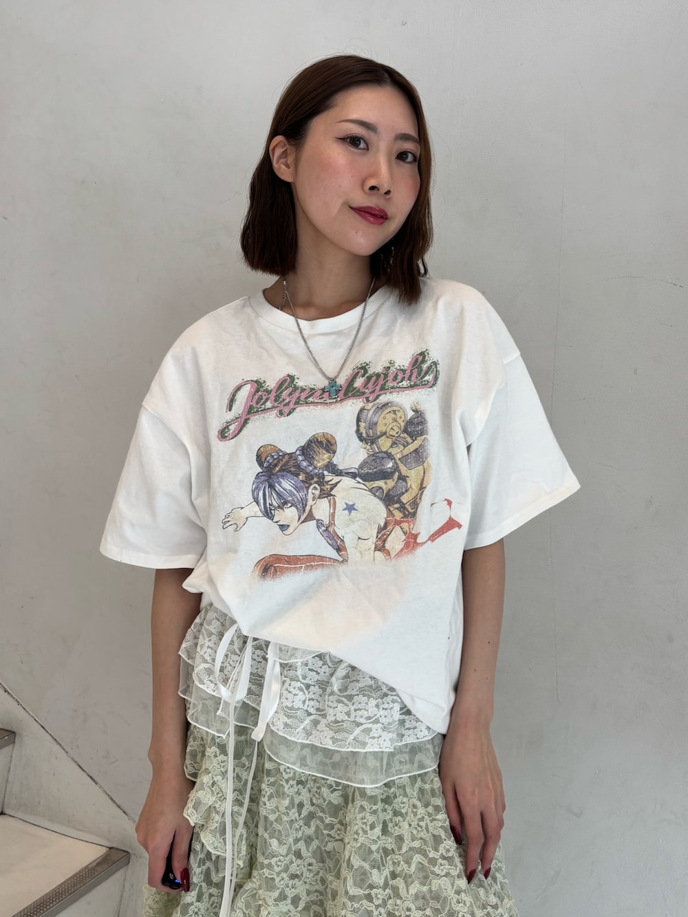 ホワイト系のTシャツ/カットソー、グリーン系のその他パンツ、ブラック系のスニーカーを着用したレディースの冬コーディネートの5枚目の写真