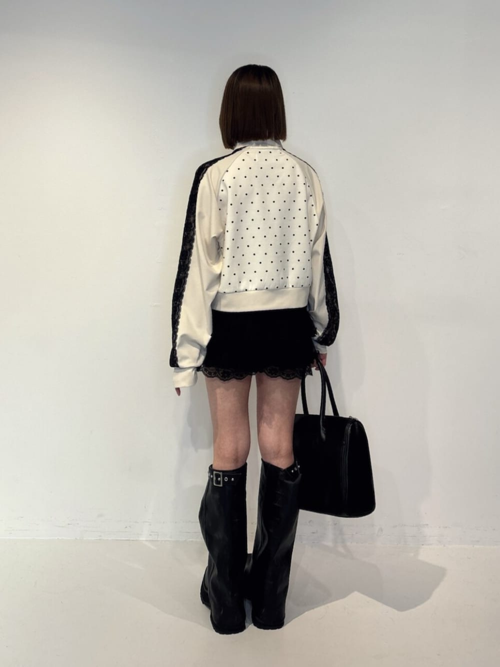 ブラック系のその他パンツ、ブラック系のブーツ、ブラック系のハンドバッグを着用したレディースの夏コーディネートの4枚目の写真