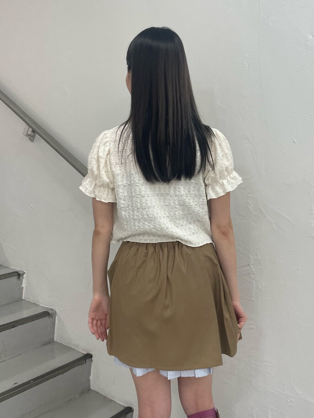 ベージュ系のスカート、ブラウン系のキャミソール、ホワイト系のシャツ/ブラウスを着用したレディースの夏コーディネートの7枚目の写真