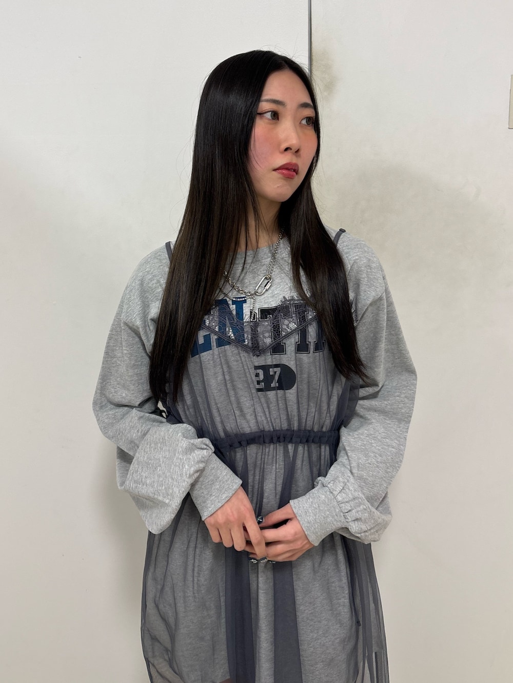 グレー系のワンピース、シルバー系のネックレスを着用したレディースの春コーディネートの6枚目の写真