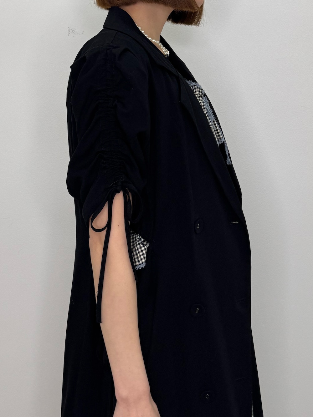 ブラック系のワンピース、ブラック系のワンピース、ブラック系のパンプスを着用したレディースの春コーディネートの7枚目の写真