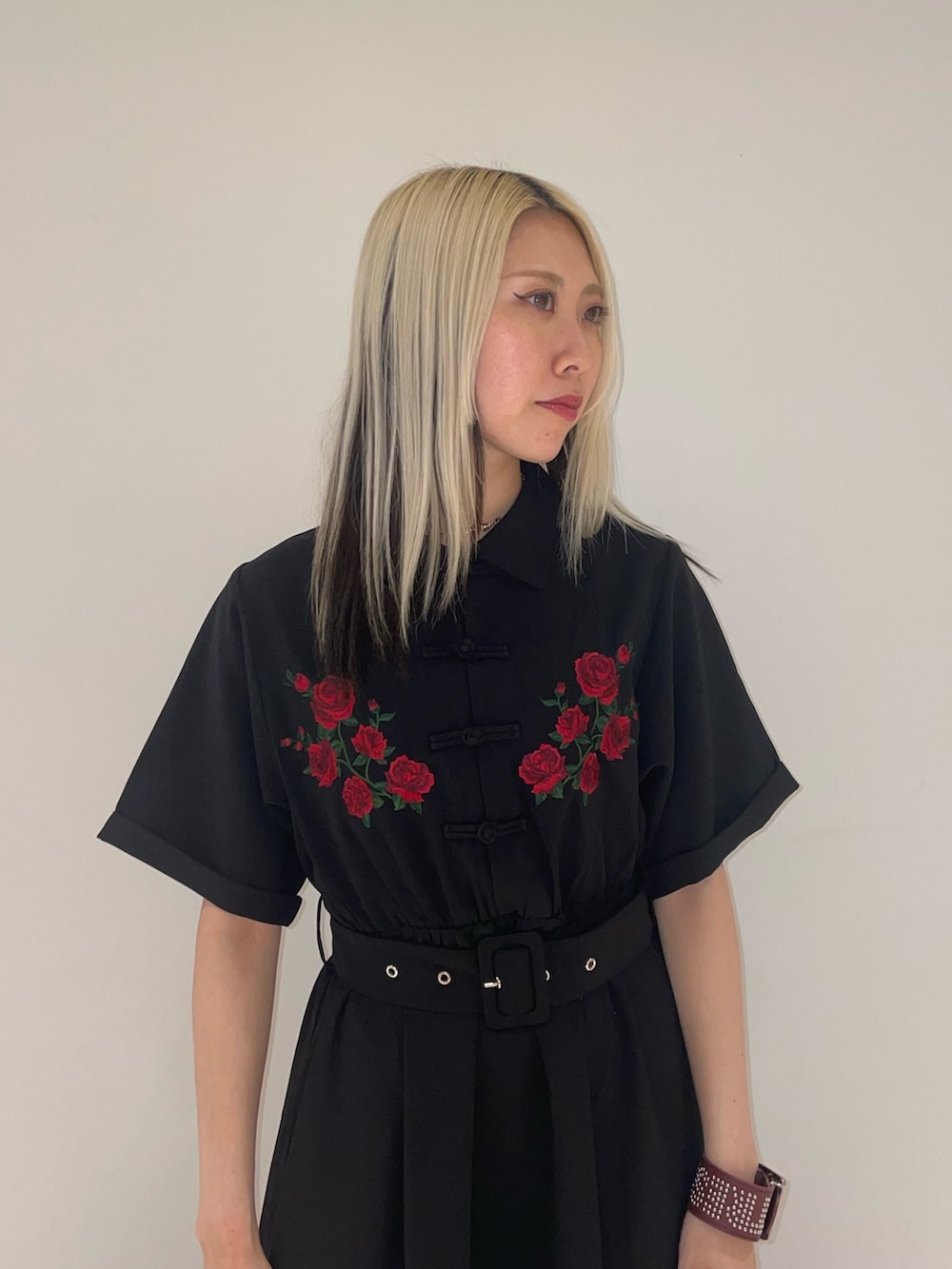 ブラック系のワンピース、ブラック系のサンダル、レッド系のブレスレットを着用したレディースの夏コーディネートの6枚目の写真