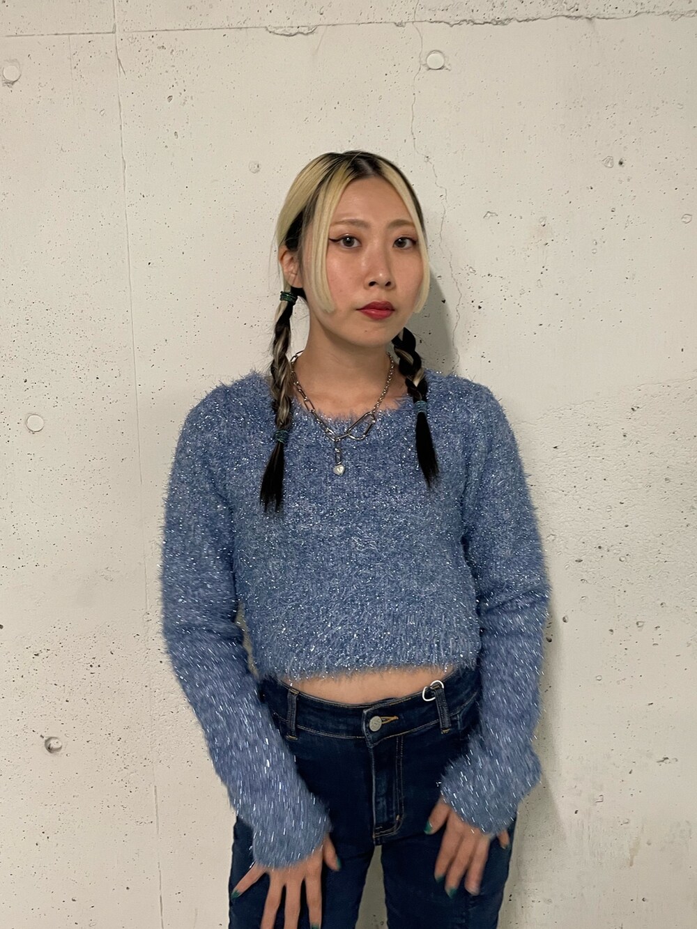 「jouetie、jouetiefashionista、jouetie_ootd、jouetieコーデ、ジュエティ、ジュエティ(jouetie)、ジュエティコーデ、メタリックカラー、ダウンジャケット、フレアパンツ、ショート丈トップス、Dr.Martens、デニムパンツ、ラメニット、大人カジュアル」｜「jouetieのギャザーフレアパンツ（その他パンツ、ブルー系）」を使った、RINOさん（レディース・156cm）の冬コーディネートの8枚目の写真