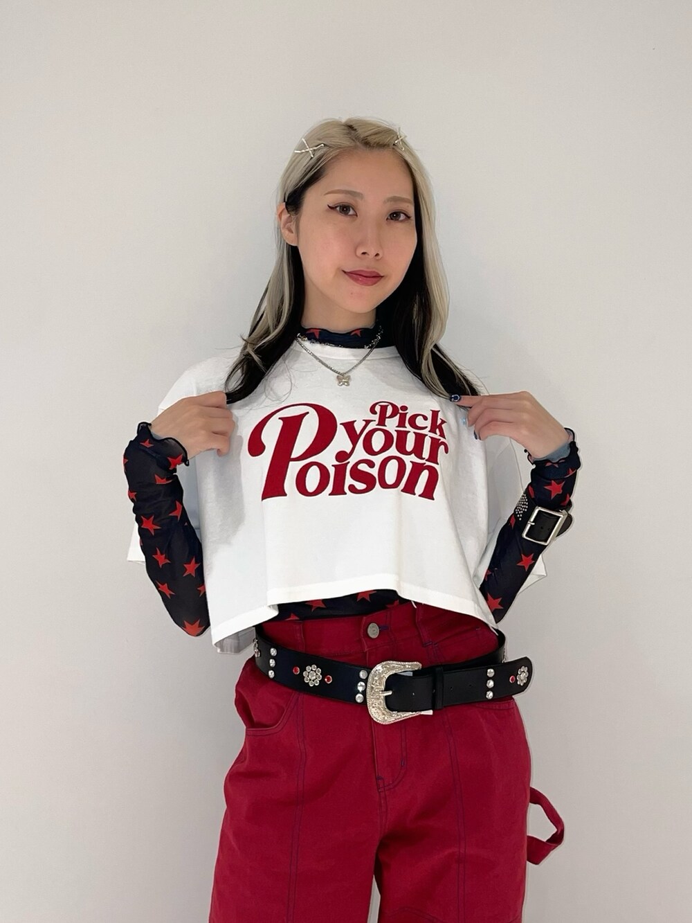 レッド系のその他パンツ、ブラック系のTシャツ/カットソー、ホワイト系のTシャツ/カットソーを着用したレディースの夏コーディネートの4枚目の写真