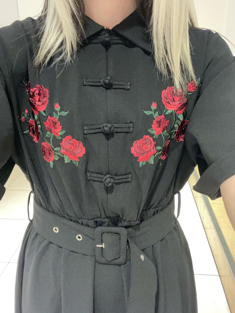 ブラック系のワンピース、ブラック系のサンダル、レッド系のブレスレットを着用したレディースの夏コーディネートの7枚目の写真