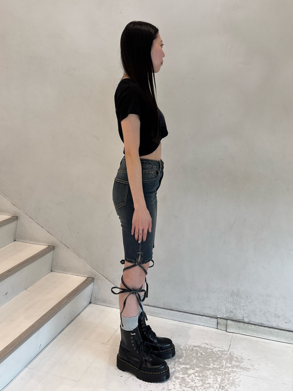 ブルー系のデニムパンツ、ブラック系のTシャツ/カットソー、ブラック系のチョーカーを着用したレディースの春コーディネートの3枚目の写真