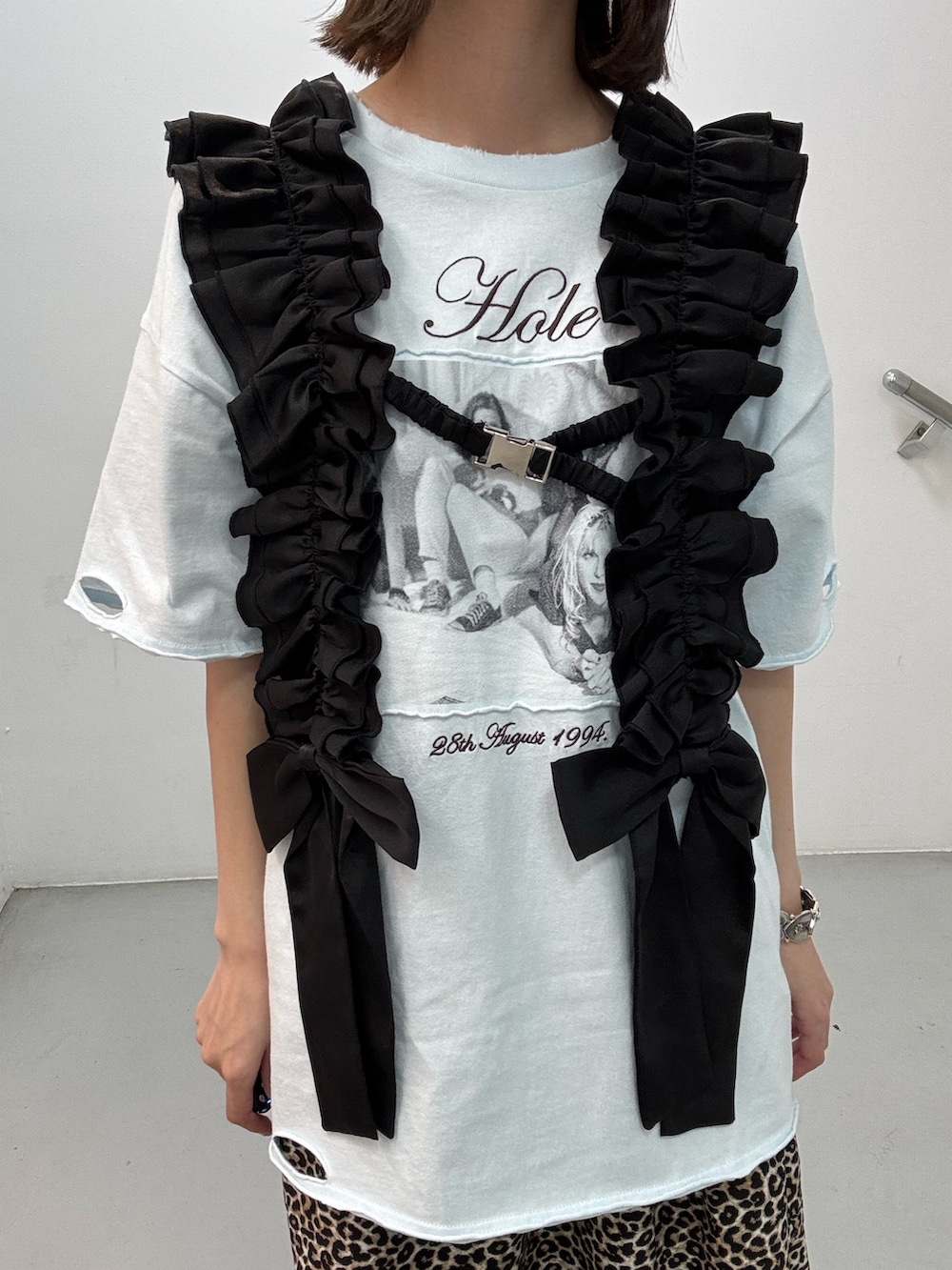 ブラウン系のスカート、ブルー系のTシャツ/カットソー、ブラック系のスニーカーを着用したレディースの夏コーディネートの7枚目の写真