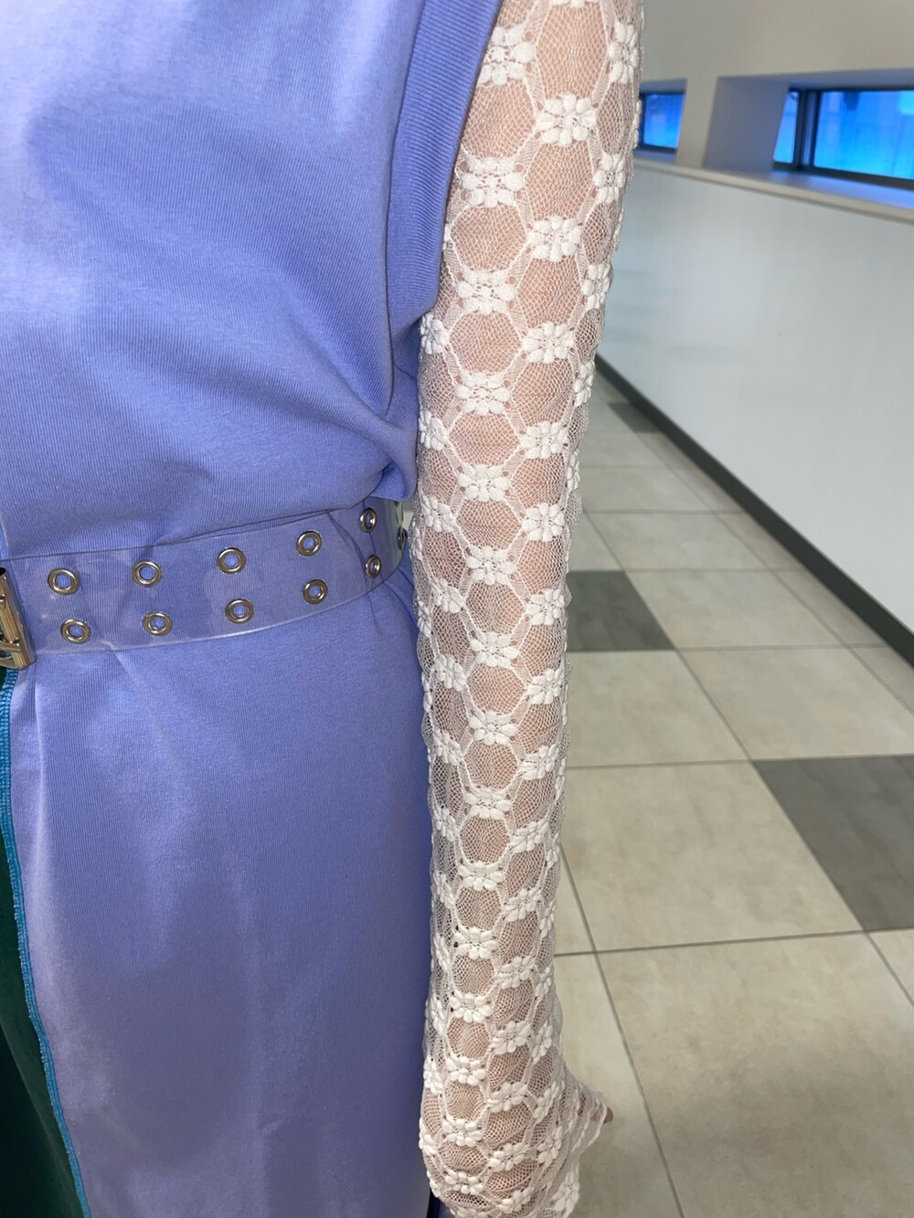 グリーン系のワンピース、ホワイト系のTシャツ/カットソー、その他のベルトを着用したレディースの夏コーディネートの7枚目の写真