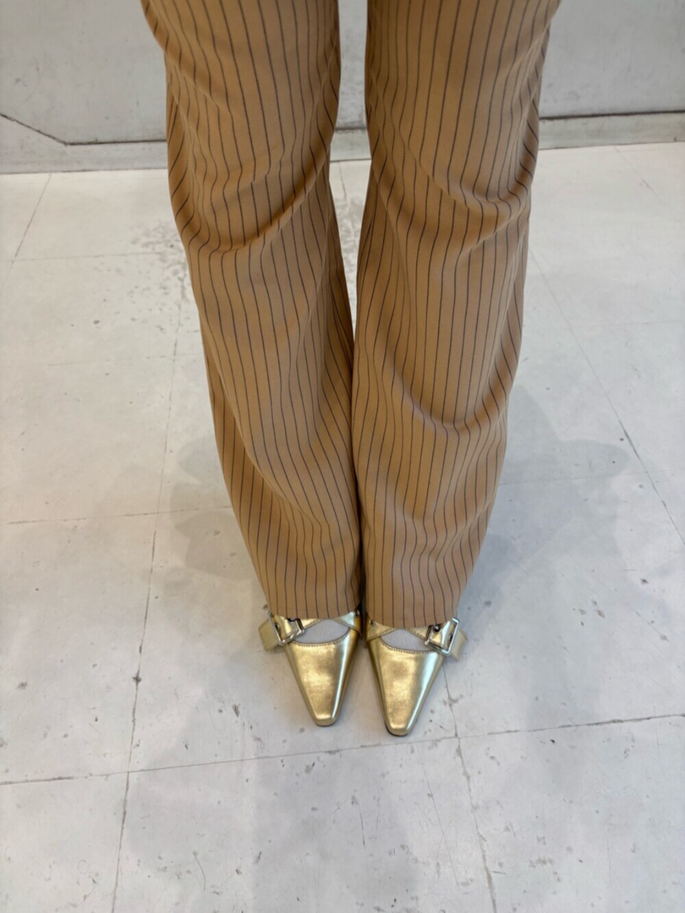 ベージュ系のテーラードジャケット、ベージュ系のその他パンツ、ベージュ系のスカートを着用したレディースの冬コーディネートの10枚目の写真