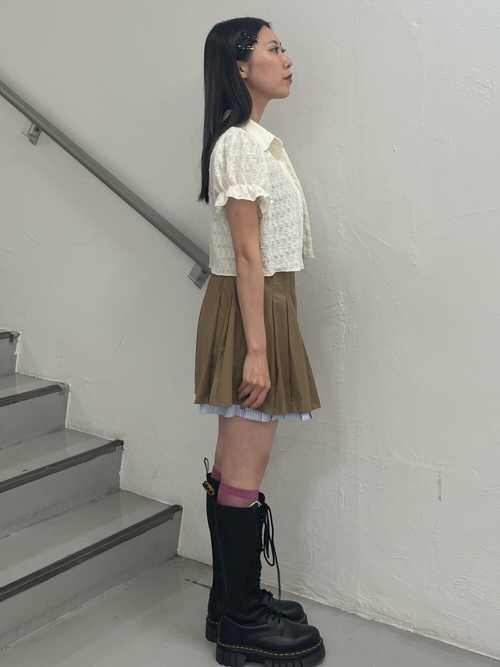 ベージュ系のスカート、ブラウン系のキャミソール、ホワイト系のシャツ/ブラウスを着用したレディースの夏コーディネートの3枚目の写真