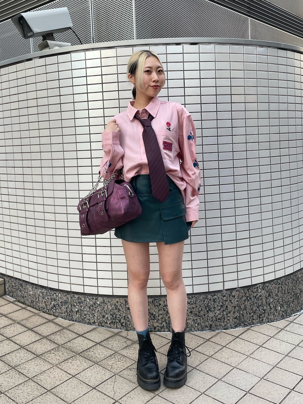 ブルー系のその他パンツ、レッド系のMA-1、レッド系のネクタイを着用したレディースの秋コーディネートの4枚目の写真