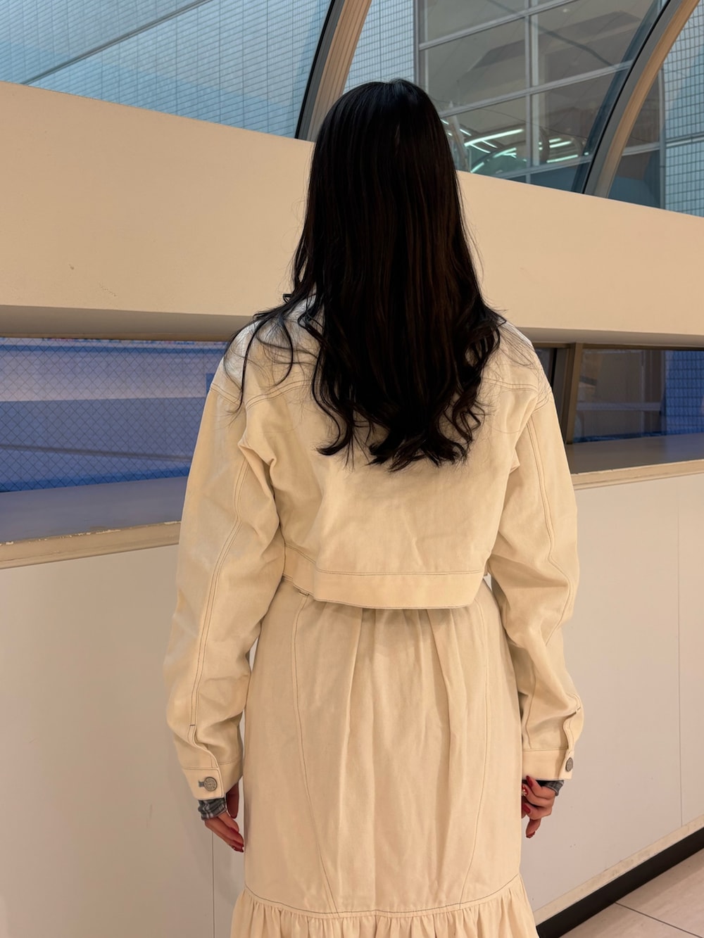 「冬コーデ、ホワイトコーデ、クリスマスに着たい服、マイベストコーデ2024、セットアップ、セットアップスタイル、jouetie、jouetiefashionista、jouetie_ootd、jouetieコーデ、jouetie ワンピース、ジュエティ、ジュエティ(jouetie)、ジュエティコーデ、大人かわいい」｜「jouetieのマルチWAYステッチマーメイドセットアップ（ワンピース、ホワイト系）」を使った、RINOさん（骨格ウェーブ・レディース・156cm）の冬コーディネートの8枚目の写真